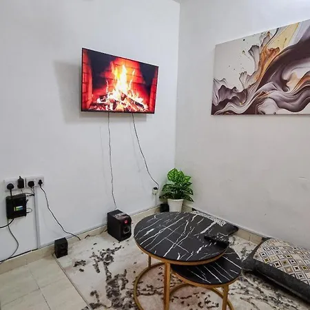 Gee'S Hidden Gem Apartment In Mombasa Cbd - Parking Exterior photo