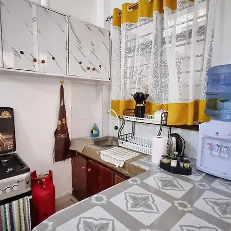 Gee'S Hidden Gem Apartment In Mombasa Cbd - Parking Exterior photo