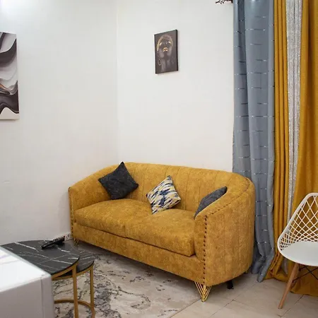 Gee'S Hidden Gem Apartment In Mombasa Cbd - Parking Exterior photo