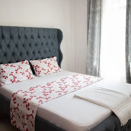 Gee'S Hidden Gem Apartment In Mombasa Cbd - Parking Exterior photo