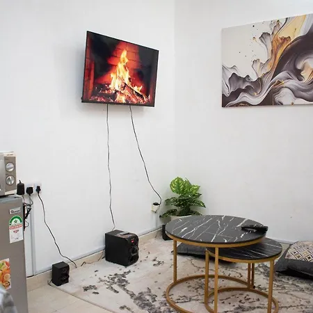 Gee'S Hidden Gem Apartment In Mombasa Cbd - Parking Exterior photo