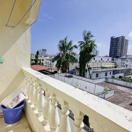 Gee'S Hidden Gem Apartment In Mombasa Cbd - Parking Exterior photo